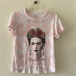 Very unique Frida t shirt